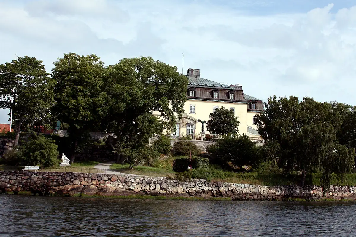 View from the water toward Prince Eugen’s Waldemarsudde in Stockholm. Photo: Bin im Garten (CC BY-SA 3.0)