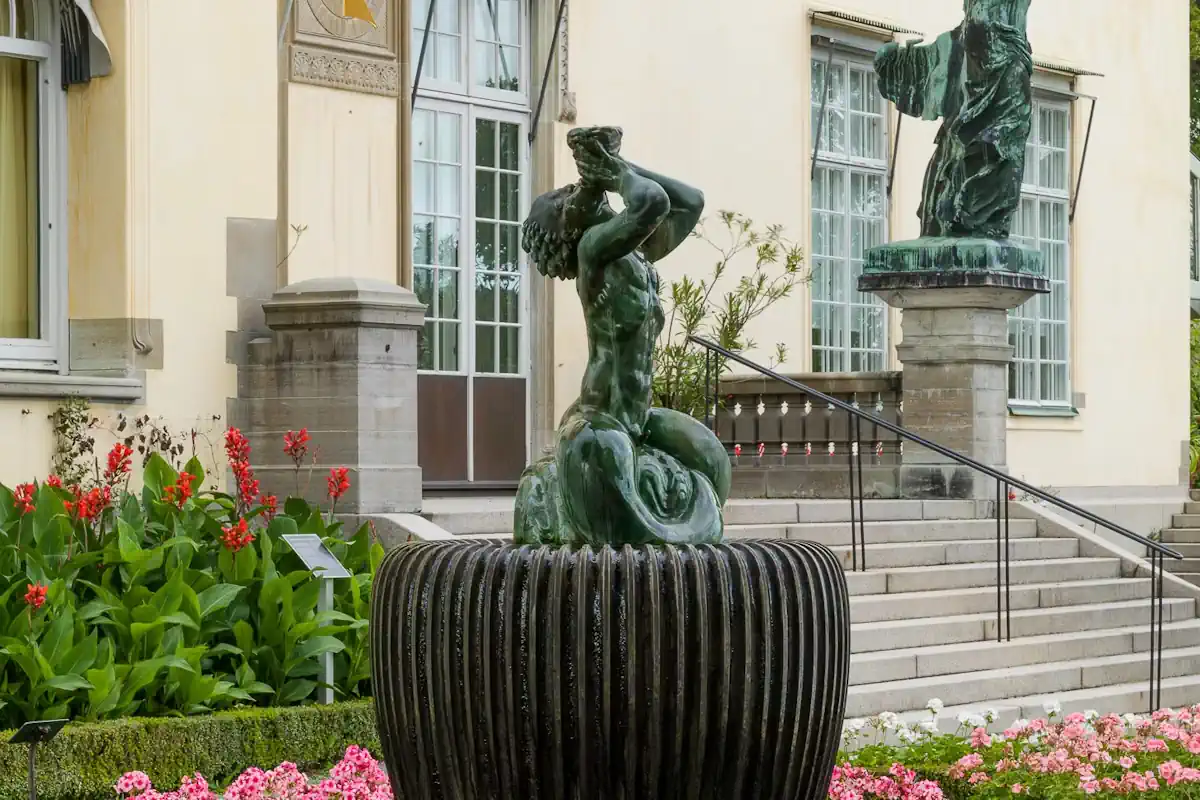 The southern façade of the palace, with Carl Milles’ Triton sculpture in the foreground. Photo: © Yanan Li/Waldemarsudde