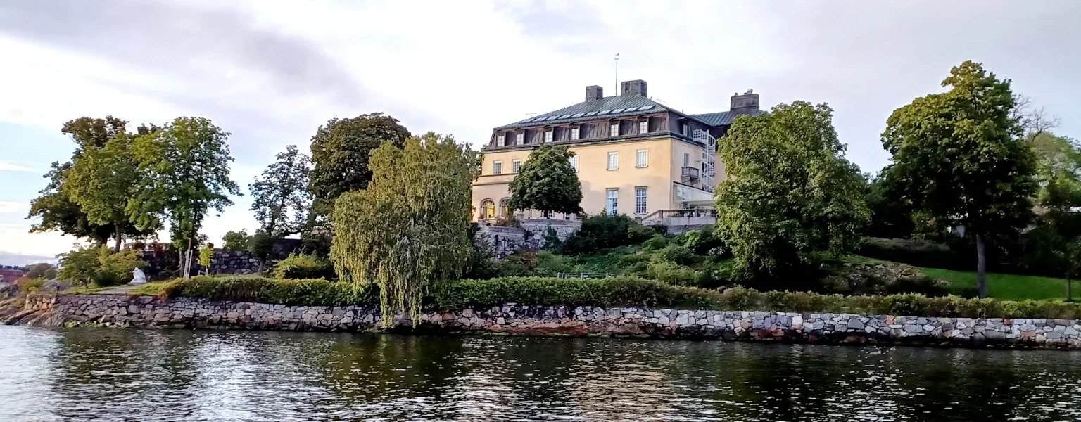 Waldemarsudde from the water. Photo: PineappleDolly. (CC BY-SA 4.0)