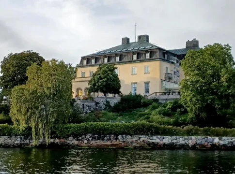 Waldemarsudde from the water. Photo: PineappleDolly. (CC BY-SA 4.0)