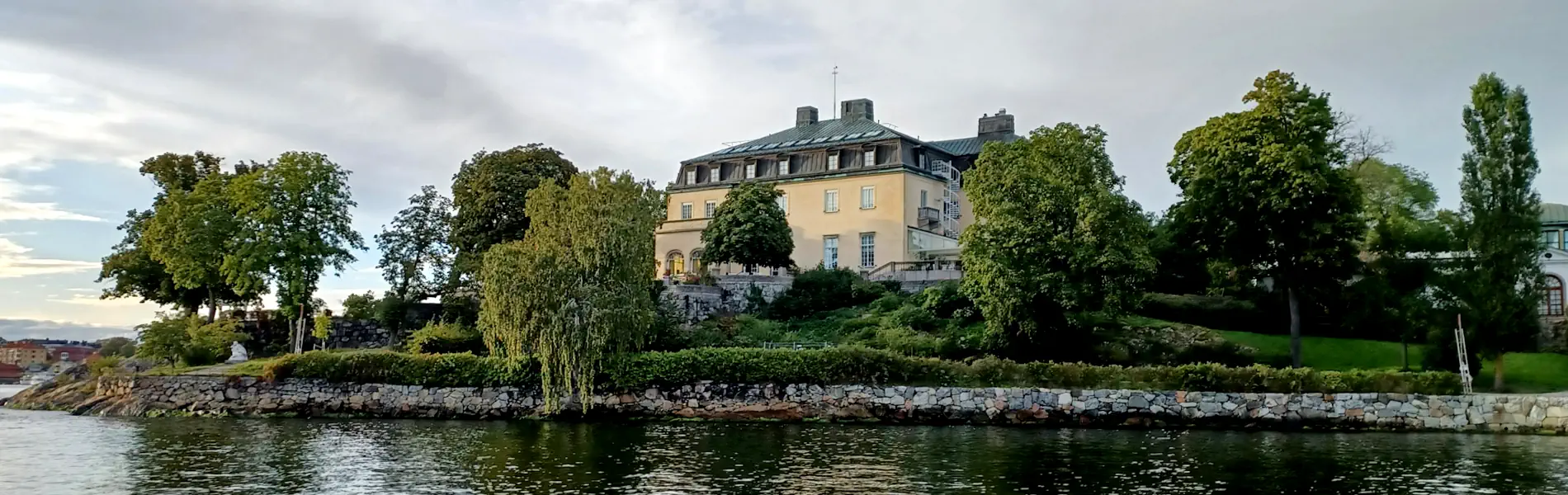 Waldemarsudde from the water. Photo: PineappleDolly. (CC BY-SA 4.0)