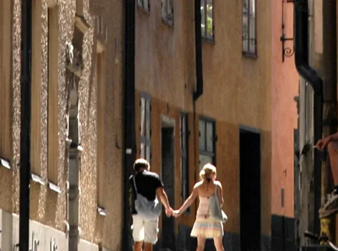 Baggensgatan in Gamla Stan, one of the many winding streets best explored on foot. Photo: Self-photographed (CC BY-SA 4.0)