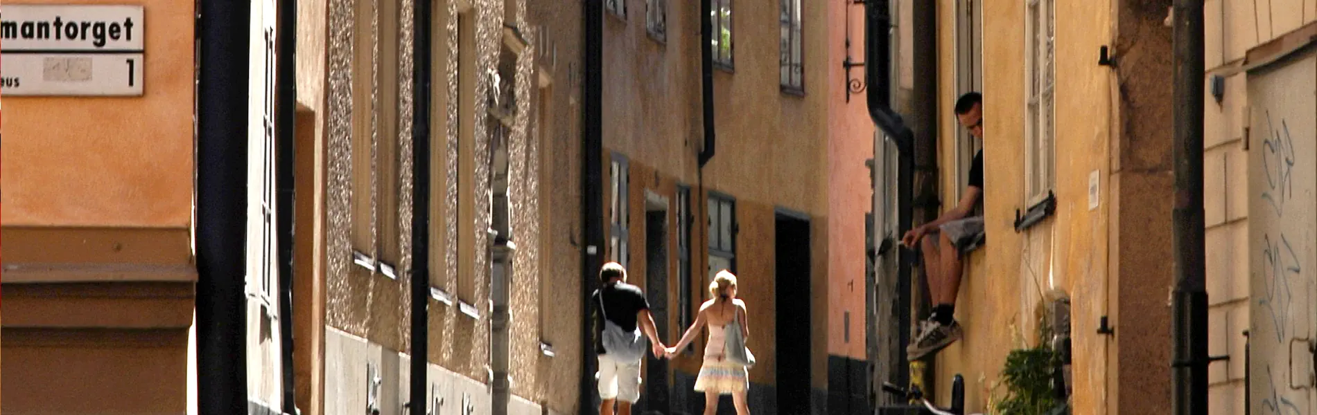 Baggensgatan in Gamla Stan, one of the many winding streets best explored on foot. Photo: Self-photographed (CC BY-SA 4.0)