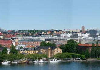 View toward Norr Mälarstrand, with Stockholm City Hall on the right. Photo: Jonas Bergsten (Public domain)