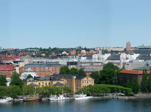 View toward Norr Mälarstrand, with Stockholm City Hall on the right. Photo: Jonas Bergsten (Public domain)